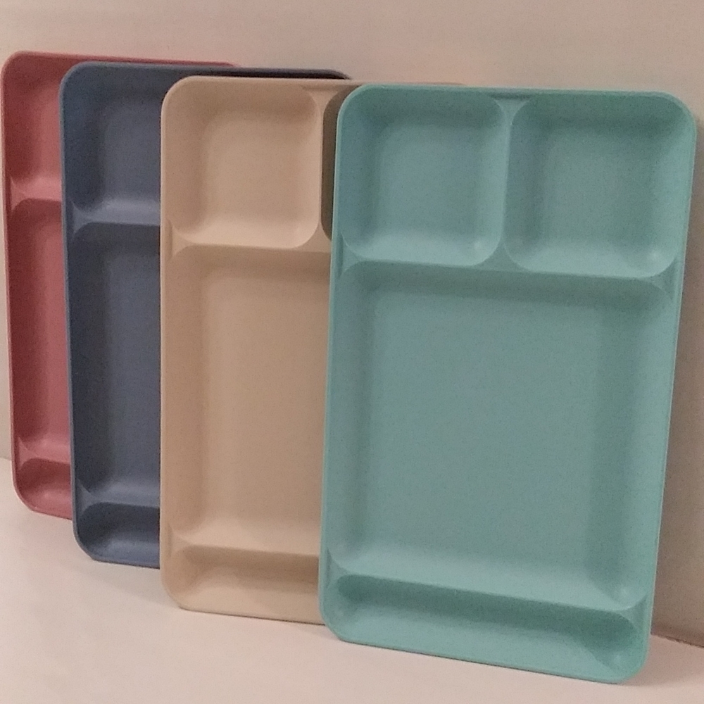 Tupperware set of 4 sectioned plates